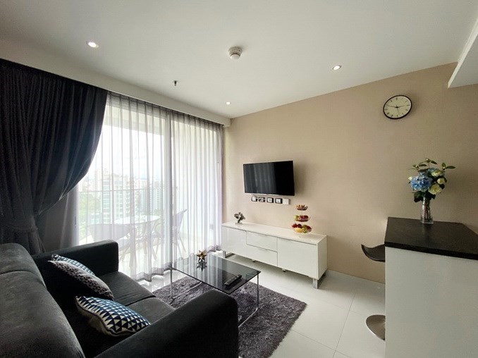 Condominium for sale Pratumnak Hill showing the living and dining areas Condominium for sale Pratumnak Hill showing the living and dining areas