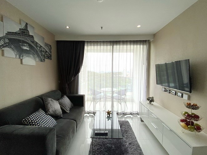 Condominium for sale Pratumnak Hill showing the living area 