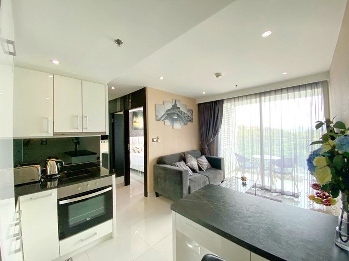 Condominium for sale Pratumnak Hill showing the living, dining and kitchen areas 