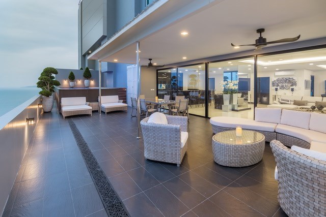 Condominium for sale Pratumnak Pattaya showing the outside living and dining areas 