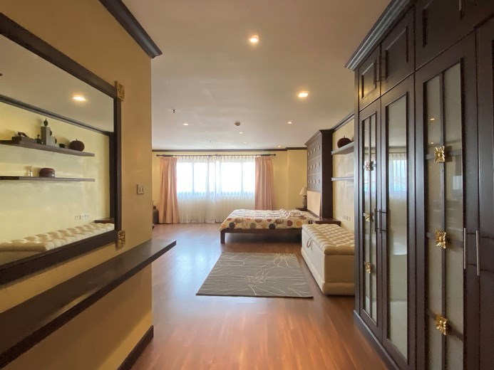 Condominium for sale Pratumnak showing the master bedroom with walk-in wardrobes 