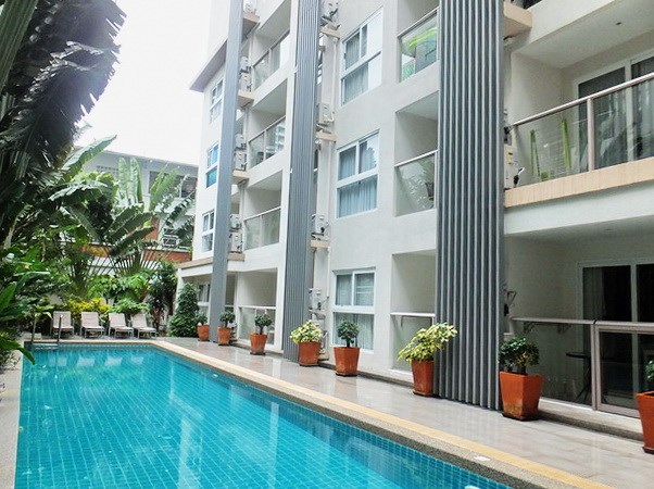 Condominium for sale Pratumnak Pattaya showing the communal swimming pool
