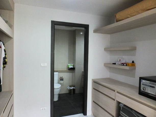 Condominium for sale Pratumnak Pattaya showing the dressing area and bathroom
