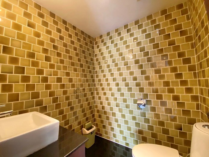 Condominium for sale Pratumnak showing the guest bathroom