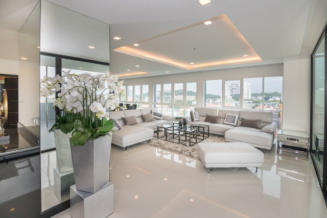 Condominium for sale Pratumnak Pattaya showing the second living room 
