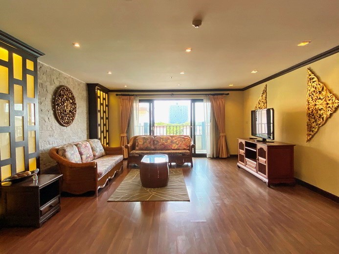 Condominium for sale Pratumnak showing the living room and balcony