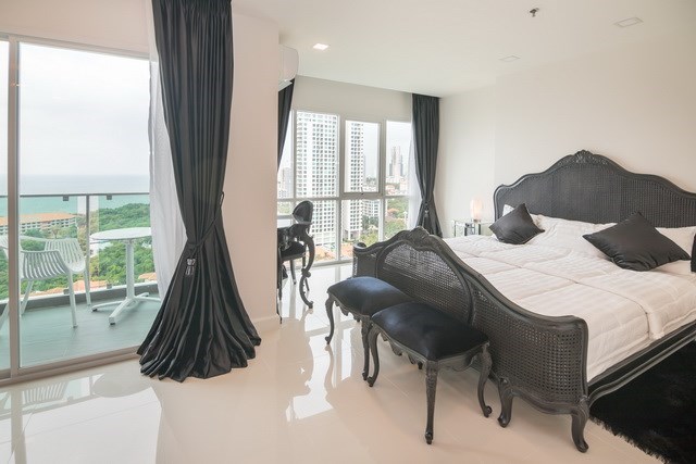 Condominium for sale Pratumnak Pattaya showing the master bedroom