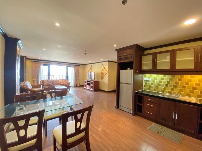 Condominium for sale Pratumnak showing the kitchen, dining and living areas 