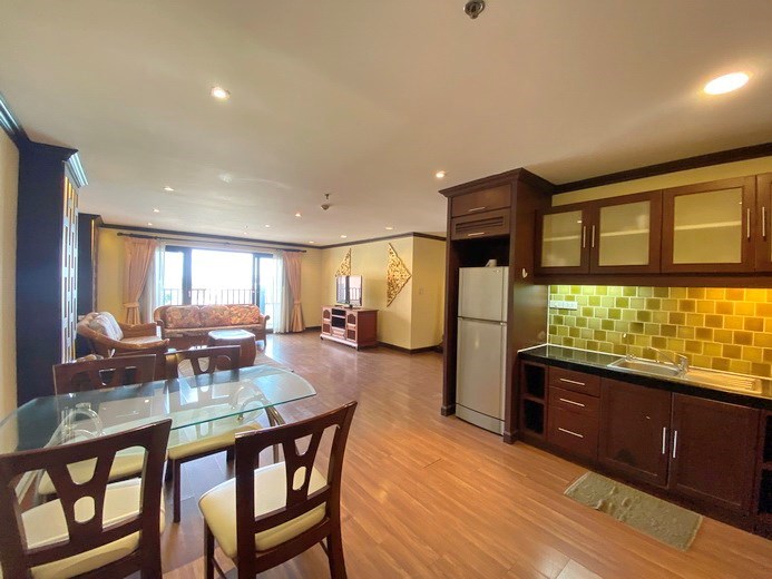 Condominium for sale Pratumnak showing the kitchen, dining and living areas 