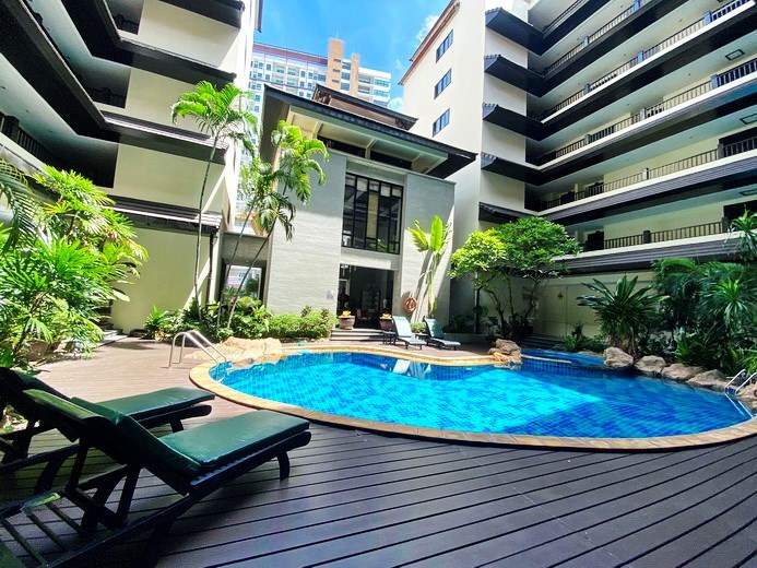 Condominium for sale Pratumnak showing the pool and building