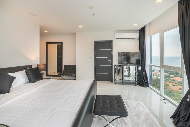 Condominium for sale Pratumnak Pattaya showing the third bedroom and view 