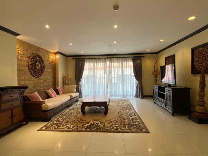 Condominium for sale Pratumnak showing the living room