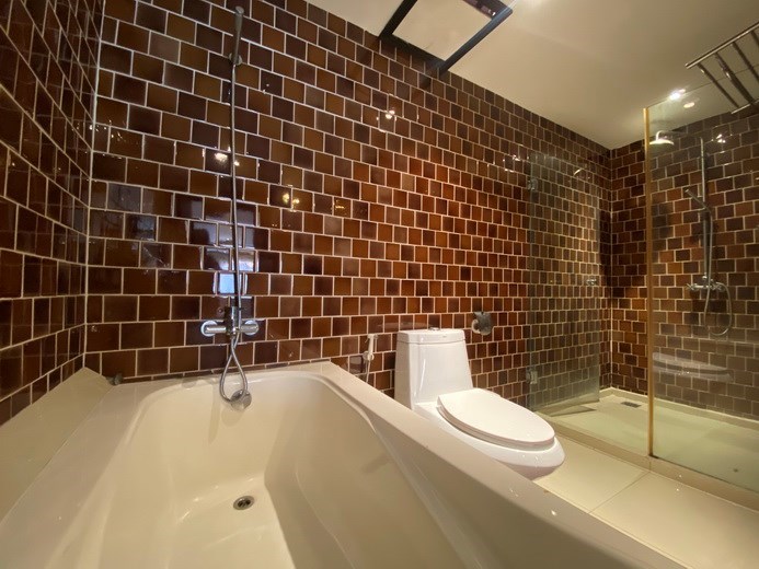 Condominium for sale Pratumnak showing the master bathroom with bathtub 