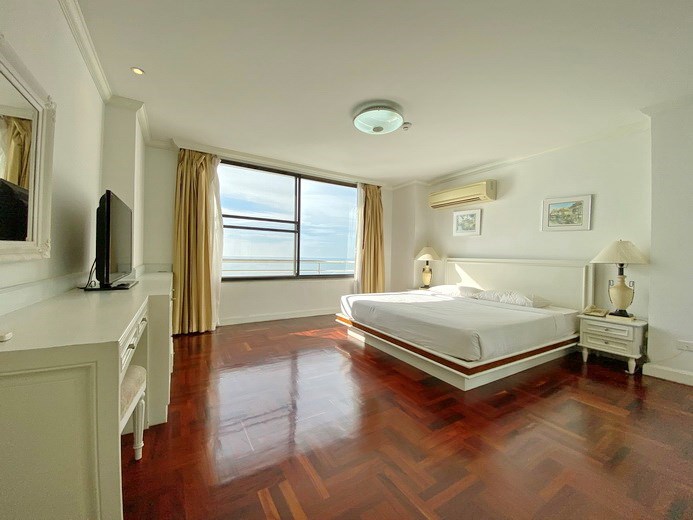Condominium for sale Pratumnak showing the master bedroom  