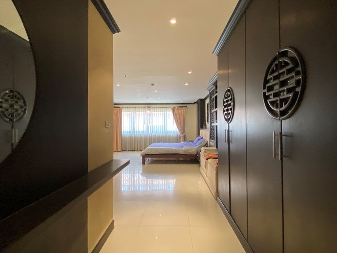 Condominium for sale Pratumnak showing the bedroom with walk-in wardrobes 