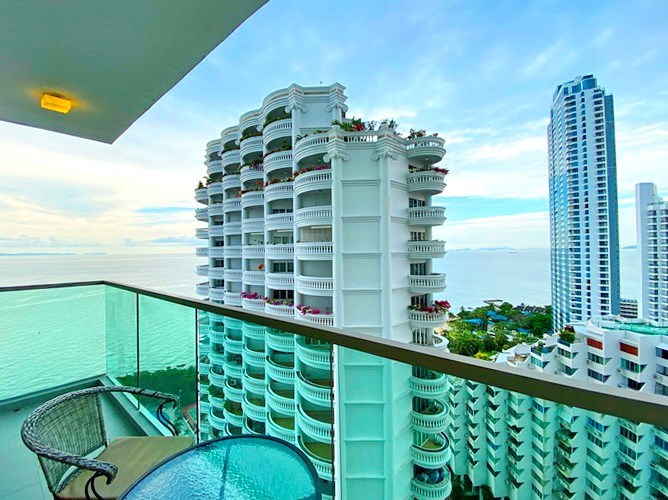 Condominium for sale Wong Amat Pattaya showing the balcony 