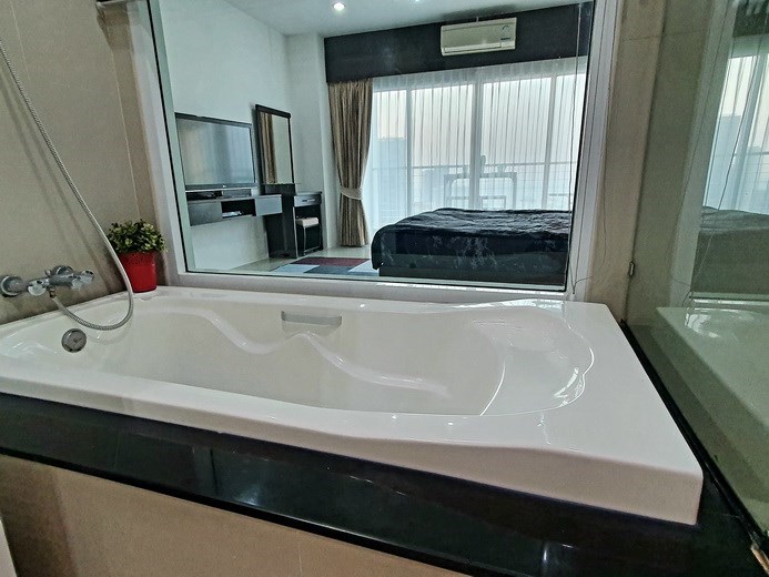 Condominium for sale Wong Amat Pattaya showing the bathtub 