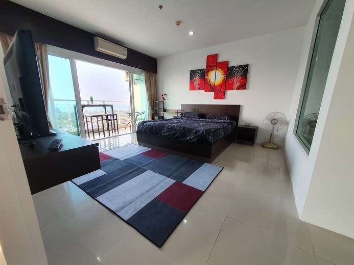 Condominium for sale Wong Amat Pattaya showing the bedroom and balcony 