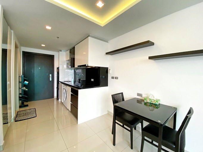 Condominium for sale Wong Amat Pattaya showing the dining and kitchen areas 