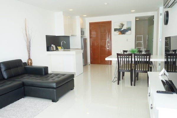 Condominium for sale Wong Amat Pattaya showing the open plan concept 