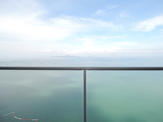 Condominium for sale Womgamat Beach Pattaya showing the balcony view