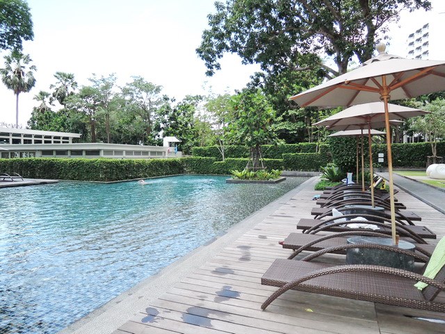 Condominium for sale Womgamat Beach Pattaya showing the communal pool