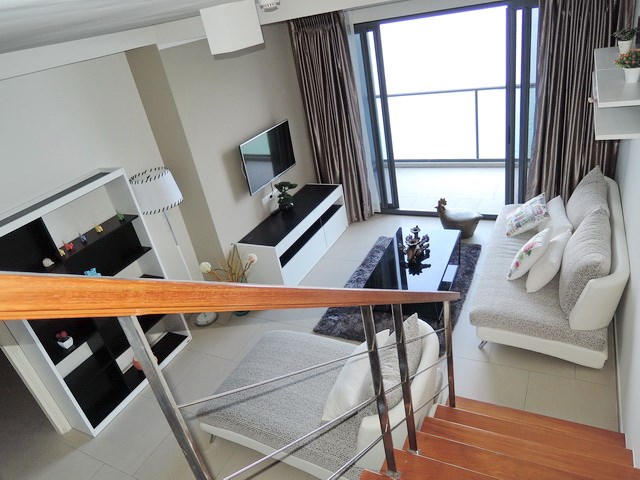 Condominium for sale Womgamat Beach Pattaya showing the living area