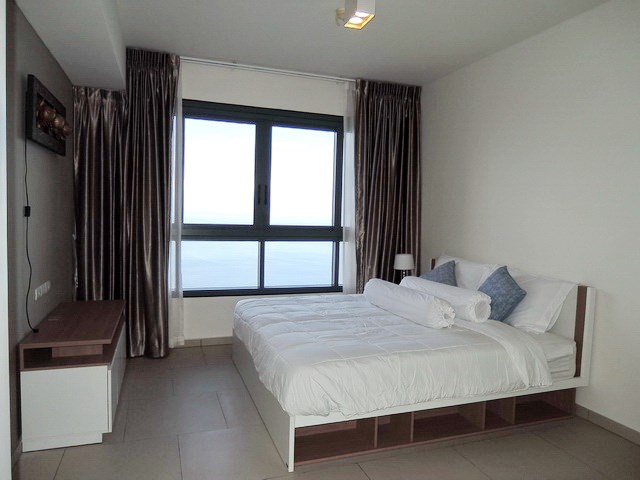 Condominium for sale Womgamat Beach Pattaya showing the master bedroom