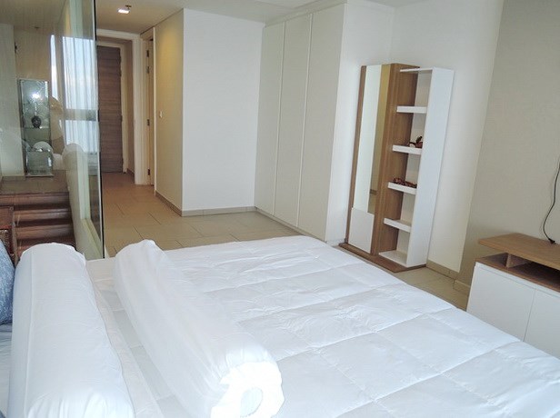 Condominium for sale Womgamat Beach Pattaya showing the master bedroom suite