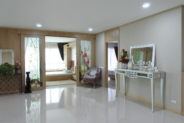Condominium for sale Ocean Marina Pattaya showing both bedrooms