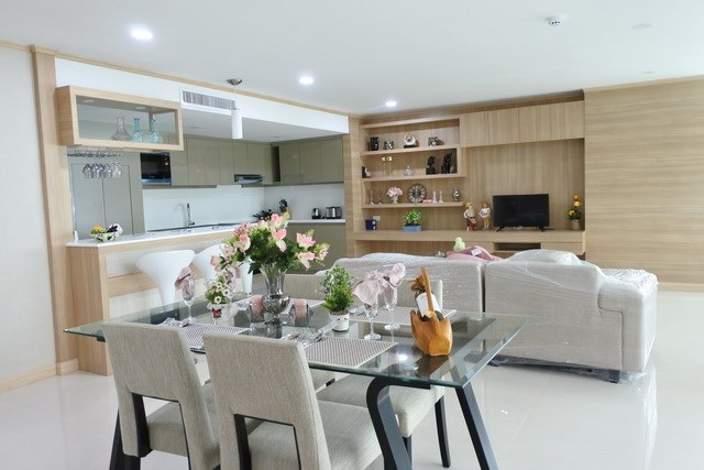 Condominium for sale Ocean Marina Pattaya showing the dining and living areas