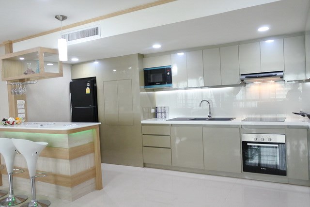 Condominium for sale Ocean Marina Pattaya showing the kitchen
