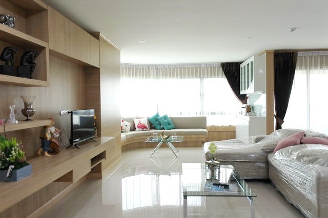 Condominium for sale Ocean Marina Pattaya showing the living area