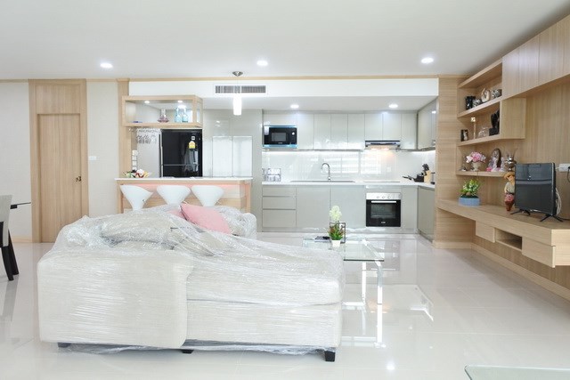 Condominium for sale Ocean Marina Pattaya showing the living and kitchen areas