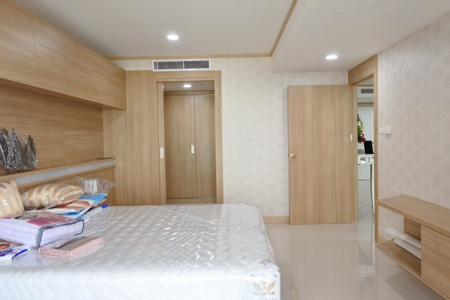 Condominium for sale Ocean Marina Pattaya showing the master bedroom suite