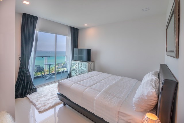 Condominium for sale Pratumnak Pattaya showing the fifth bedroom and balcony Condominium for sale Pratumnak Pattaya showing the fifth bedroom and balcony