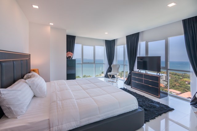 Condominium for sale Pratumnak Pattaya showing the master bedroom with sea-view 