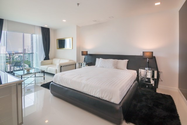 Condominium for sale Pratumnak Pattaya showing the third bedroom and balcony Condominium for sale Pratumnak Pattaya showing the third bedroom and balcony