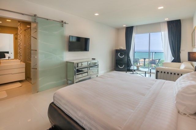 Condominium for sale Pratumnak Pattaya showing the third bedroom suite 