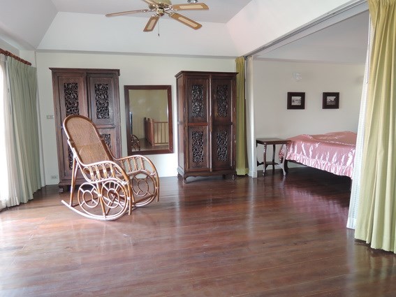 Condominium for Rent at Jomtien Chateau Dale showing the master bedroom suite