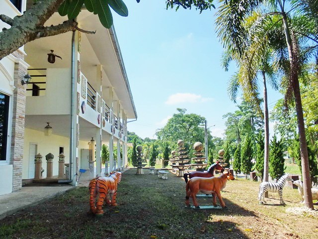 Golf Resort for sale Pattaya area showing the garden