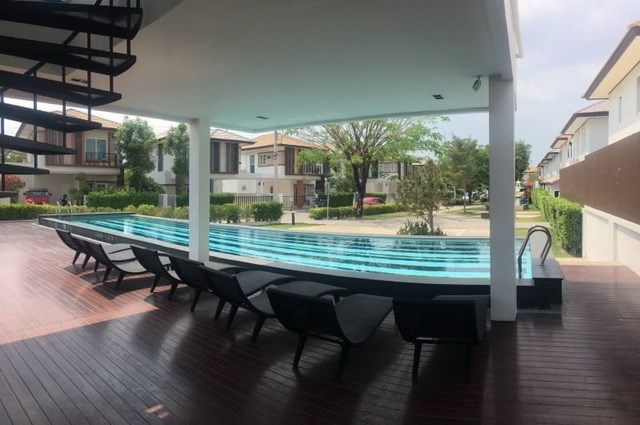 House for sale East Pattaya showing the communal swimming pool