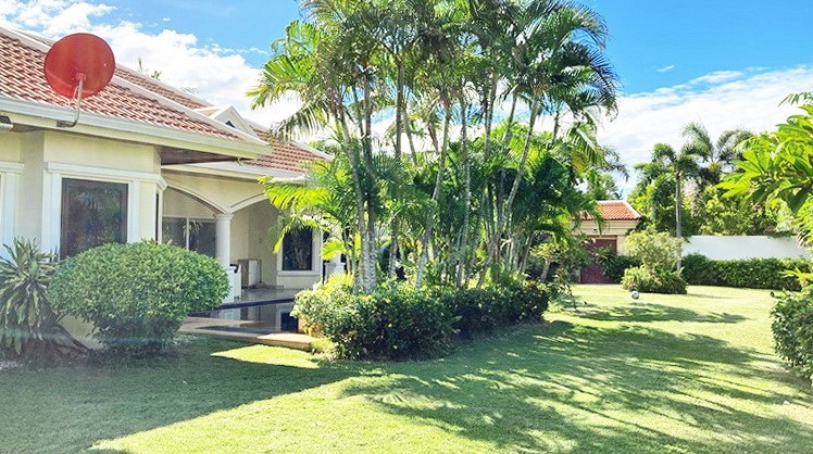 House for rent Jomtien Park Villas showing the house, garden and pool 