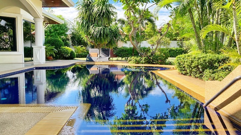 House for rent Jomtien Park Villas showing the private pool and poolside terrace 
