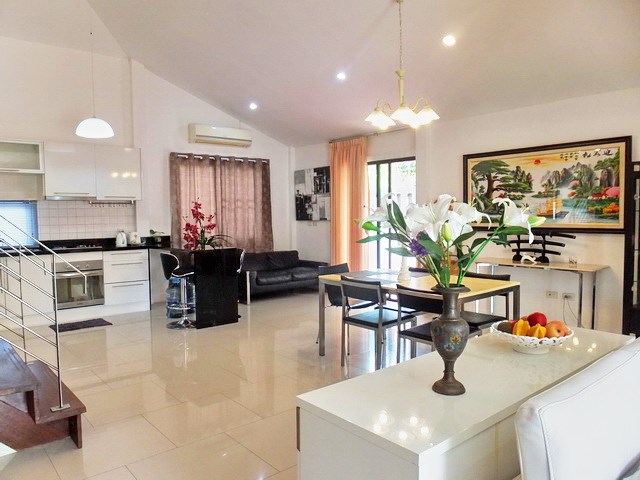 House for Rent East Pattaya showing the dining and kitchen areas 