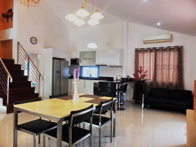 House for Sale East Pattaya showing the dining, lounge and kitchen 