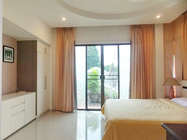 House for Rent East Pattaya showing the master bedroom and balcony 