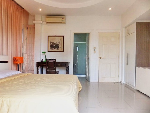 House for Sale East Pattaya showing the master bedroom suite 