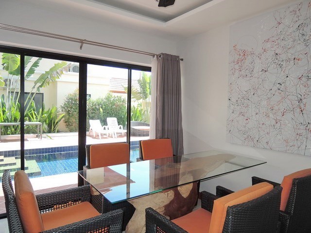 House for rent Bangsaray Pattaya showing the dining area poolside 