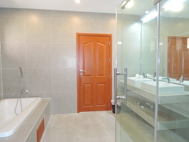House for rent Bangsaray Pattaya showing the bathroom